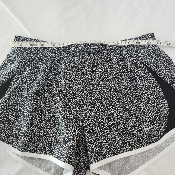 Nike Size Small Women's Black and White Running Shorts - Picture 3 of 9